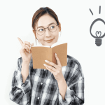 人差し指を立ててひらめく眼鏡をかけた女性、ポイント