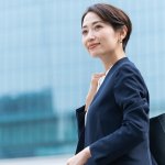 OL、スーツ姿のショーチカットの女性