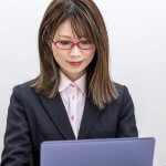 女性、スーツ、メガネ、PC