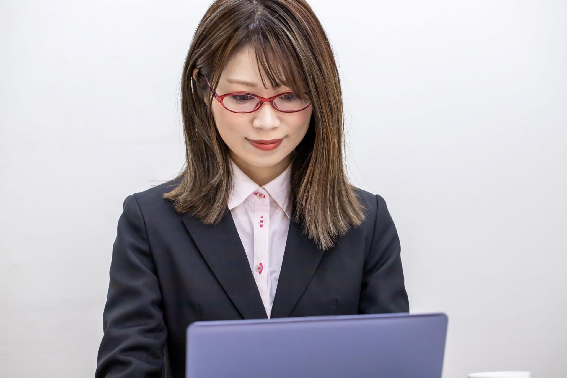 女性、スーツ、メガネ、PC