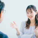 面接、身振り手振りを使って話す女性