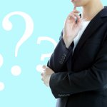クエスションマークとビジネスウーマン、OL、スーツ、女性、悩む、ハテナ、？