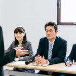 面接、面接官、採用担当、スーツの男女