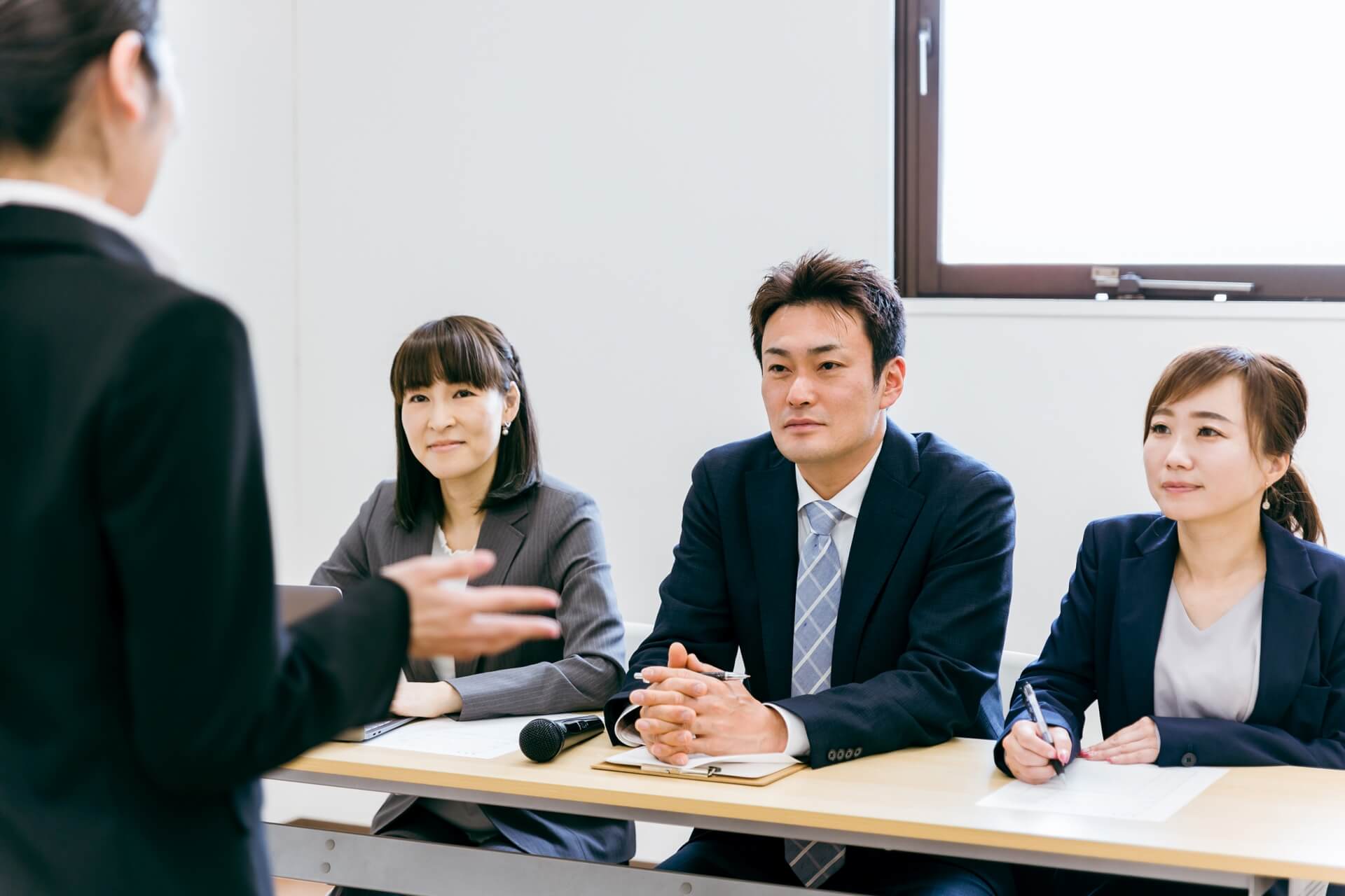 面接、面接官、採用担当、スーツの男女