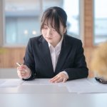 書類を書く女性